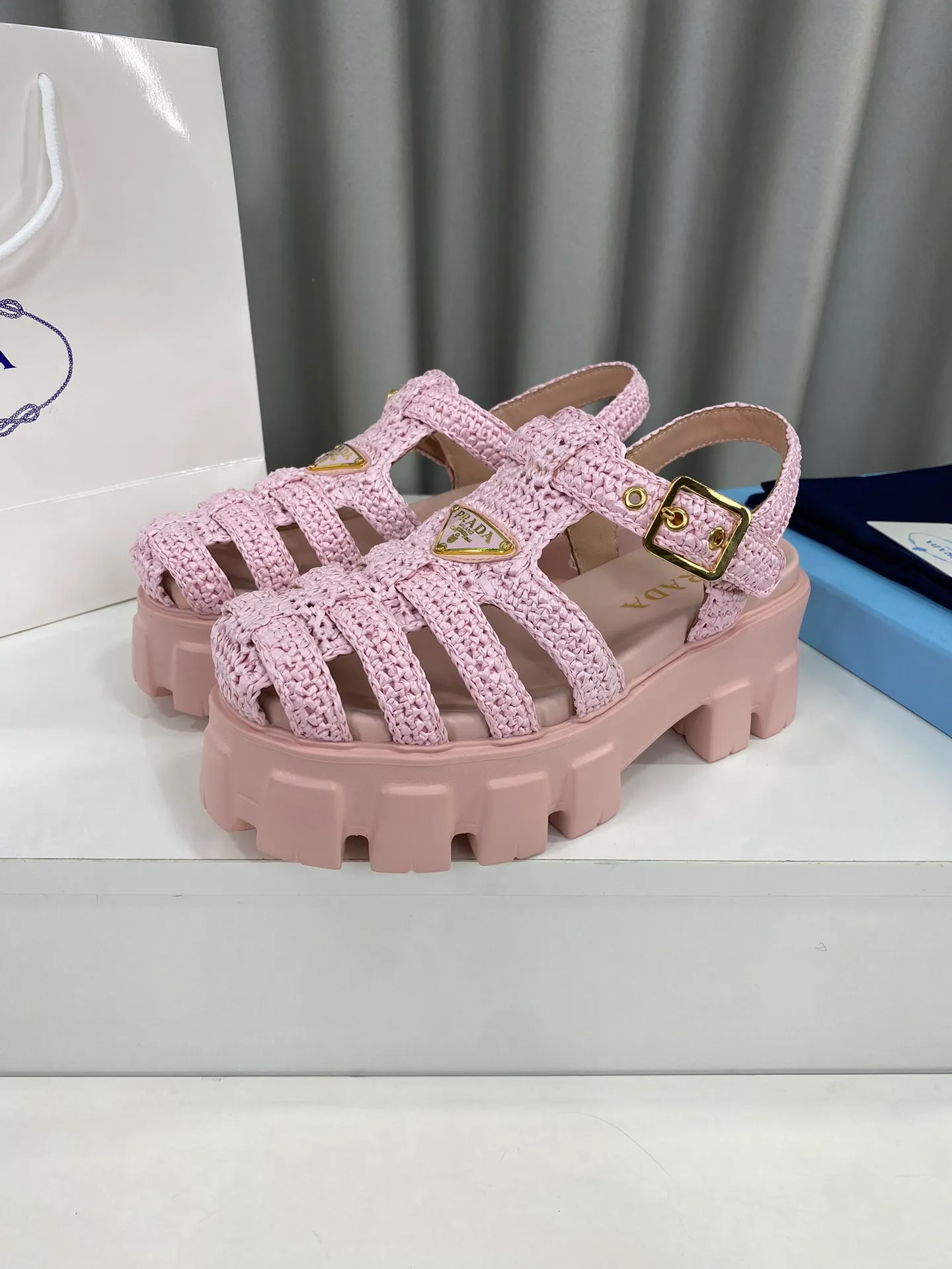 👟👟Ex-factory price 600👟👟 Prada’s latest bamboo cage weaving thick-soled triangle buckle sandals☑️ Latest environmentally friendly PP material, fully handmade crochet, just like knitting sweaters, slow work and meticulous work, retro fashionable thick-soled shoes, with woven uppers, making the whole pair of shoes light and comfortable, bright colors, satisfying a variety of choices for fashionable people with different styles! The iconic metal triangle logo is paired with the shape of ancient beach sandals. Every design element is fashionable! Size: Women's 35-39 (34, 40, custom-made, non-returnable) Full set of counter original packaging